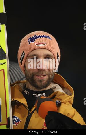 Pius Paschke (SC Kiefersfelden) durante l'intervista dopo la qualificazione per l'evento di apertura del salto con gli sci del 73° Torneo Four Hills di OB Foto Stock
