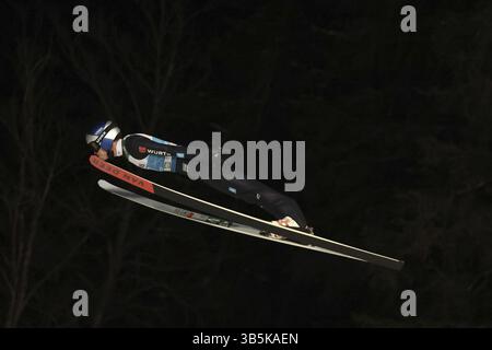 Andreas Wellinger (SC Ruhpolding) alla qualificazione per la gara inaugurale di salto con gli sci del 73° Torneo Four Hills di Oberstdorf, Oberstdorf, Foto Stock