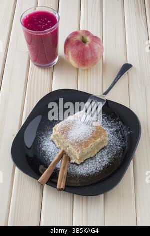 Torta di mele fatta in casa nel piatto nero servito sul tavolo Foto Stock