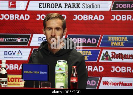 Riflessivo: Allenatore/allenatore Julian Schuster (SC Freiburg) alla conferenza stampa, PK dopo la partita della 1a FBL: 24-25: 1a FBL: 24-25: 5a SP Foto Stock