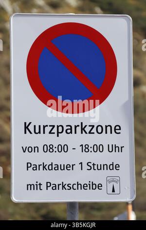 Segnaletica stradale zona parcheggio per soggiorni brevi sul passo Arlberg a St. Christoph, Gossensass Pflersch, Italia, Europa Foto Stock
