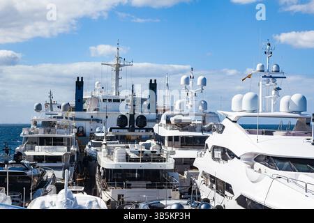 Trasporto di yacht di lusso attraverso l'oceano su una nave da trasporto. Foto Stock