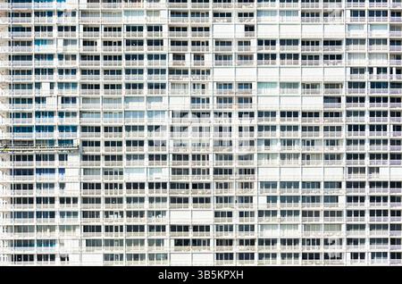 Facciata di un edificio residenziale a più piani con finestre e balconi. Foto Stock