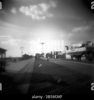 Immagine in bianco e nero in vecchio stile del lungomare di Coney Island, Coney Island, Brooklyn, New York City, Stati Uniti Foto Stock