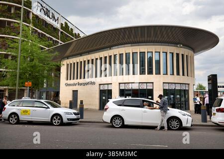 Stazione degli autobus di Gloucester Transport Hub, con posteggio taxi, Station Road, Gloucester, Gloucestershire, Regno Unito - 1 maggio 2025 foto di Andrew Higgins/Thousand Wo Foto Stock