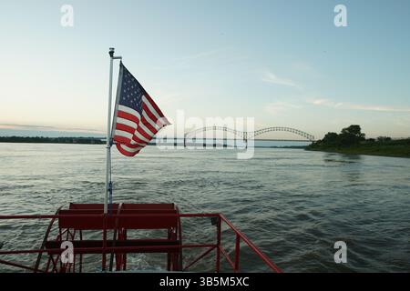 18 aprile 2017, Memphis, Tennessee, Stati Uniti: Il ponte Hernando Desoto sul fiume Mississippi a Memphis. Il ponte Hernando de Soto è un ponte ad arco legato che trasporta la Interstate 40 attraverso il fiume Mississippi tra West Memphis, Arkansas, e Memphis. Il paesaggio di sviluppo del centro di Memphis sta crescendo a un ritmo senza precedenti. Progetti come One Beale, lo storico quartiere di Snuff e Tom Lee Park stanno cambiando lo skyline di Bluff CitysÃ. Questa vista dello skyline di Memphis dal fiume Mississippi 7 agosto 2022. (Immagine di credito: © Karen Focht/ZUMA Press Wire) Foto Stock