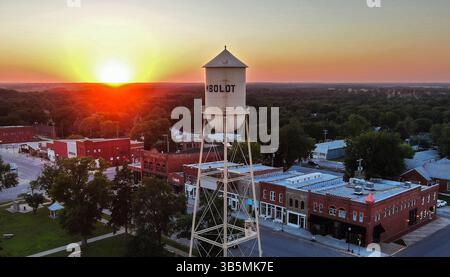 12 agosto 2022, Humboldt, Kansas, Stati Uniti: Il sole tramonta su progetti commerciali di recente sviluppo in Bridge Street sulla piazza cittadina di Humboldt, Kansas, il 28 giugno 2022. La città è stata recentemente descritta in un articolo del New York Times Ã¢â‚¬Å“52 luoghi per un mondo cambiato. (Immagine di credito: © Jill Toyoshiba/The Kansas City Star via ZUMA Press Wire) Foto Stock