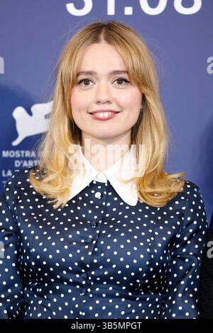 1 settembre 2022, Venezia, Italia: Aimee Lou Wood posa al photocall di "Living" durante la 79a Mostra Internazionale d'Arte cinematografica di Venezia presso il Palazzo del Casinò al Lido di Venezia, Italia, il 1° settembre 2022. Foto: Alec Michael (immagine di credito: © Alec Michael via ZUMA Press) Foto Stock