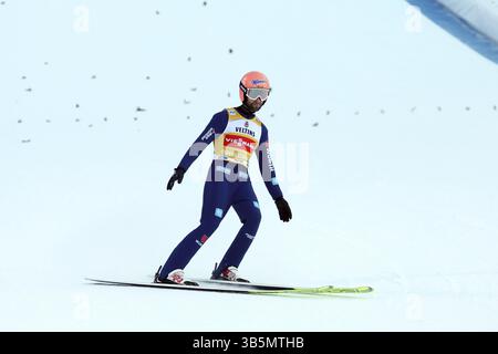 Pio Paschke (SC Kiefersfelden) ha perso la sua leggerezza di tocco durante le qualifiche per l'apertura dell'evento di salto con gli sci del 73° Four Hills Tourname Foto Stock