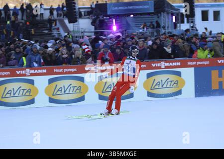 Gregor Deschwanden (Svizzera/sui) alla qualifica per il salto con gli sci di Capodanno del 73° Torneo Four Hills di Garmisch-Partenkirchen Foto Stock