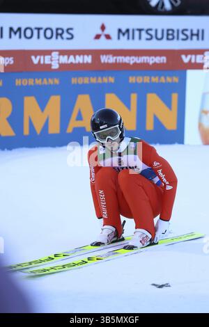 Gregor Deschwanden (Svizzera/sui) alla qualifica per il salto con gli sci di Capodanno del 73° Torneo Four Hills di Garmisch-Partenkirchen Foto Stock