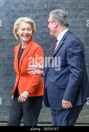 Il primo ministro britannico Sir Keir Starmer dà il benvenuto al presidente della Commissione europea Ursula von der Leyen in un incontro bilaterale al 10 di Downing Street a Londra Foto Stock