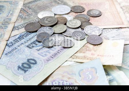 Monete d'argento, monete e banconote dell'URSS. Banconote bulgare scadute. Vecchi soldi scaduti. Leva bulgara e Unione Sovietica kopek russo, kopeck, copeck Foto Stock