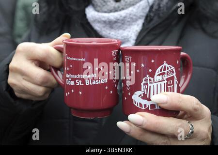 Una visita al chiosco del VIN brulé è semplicemente parte di una passeggiata attraverso il mercatino di Natale di St. Blasien, sulla piazza della cattedrale di St Foto Stock