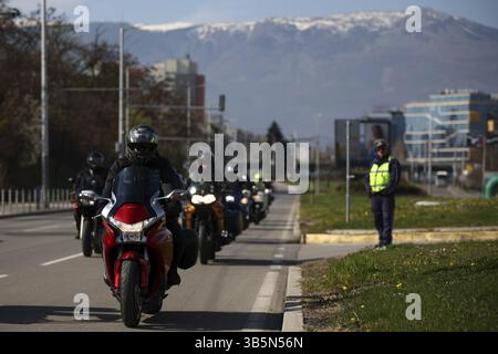 Sofia, Bulgaria - 25 marzo 2023: I motociclisti guidano motociclette per le strade di Sofia durante l'evento di apertura della stagione Foto Stock
