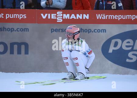 Stefan Kraft (Austria / AUT) alla qualificazione per l'evento inaugurale di salto con gli sci del 73° Torneo Four Hills di Oberstdorf, Oberstdorf, Germa Foto Stock