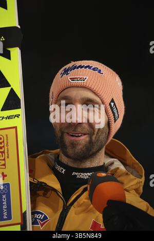 Pius Paschke (SC Kiefersfelden) durante l'intervista dopo la qualificazione per l'evento di apertura del salto con gli sci del 73° Torneo Four Hills di OB Foto Stock
