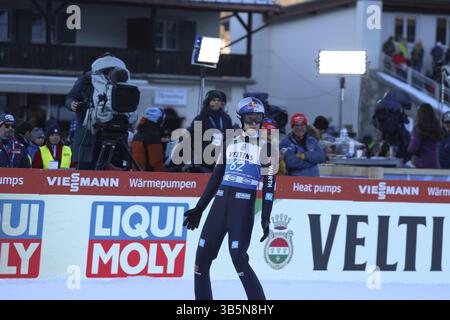 Andreas Wellinger (SC Ruhpolding) alla qualificazione per il salto con gli sci di Capodanno del 73° Torneo Four Hills a Garmisch-Partenkirchen, Gar Foto Stock