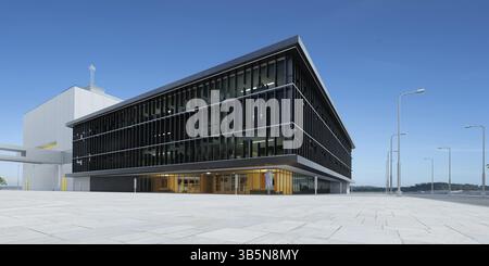 Piano vuoto con edifici per uffici e architettura moderna. 3d rendering Foto Stock
