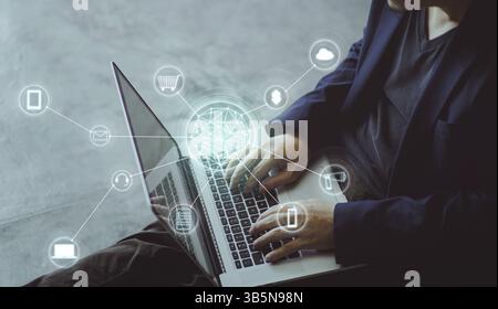 Angolo superiore e vista ravvicinata dell'uomo d'affari che utilizza il laptop per effettuare acquisti online e pagamenti bancari. Sfondo sfocato Foto Stock