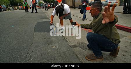 1 maggio 2025 Los Angeles per il May Day Rally e March, che sostiene i diritti dei lavoratori, le protezioni degli immigrati e la giustizia sociale. Una delle manifestazioni si è svolta al MacArthur Park alle 16:30, organizzata dalla Community Self-Defense Coalition. L'evento ha unito gruppi di lavoro, attivisti e organizzazioni comunitarie in un appello per il cambiamento. Tra questi, il contingente della Gioventù Araba ha aggiunto la propria voce al movimento, in solidarietà con le più ampie richieste di equità e responsabilità.protesta fuochi d'artificio leggeri. Foto Stock