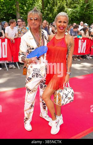 BILD Renntag 2025. Ginger Costello-Wollersheim und Bert Wollersheim beim BILD Renntag auf der Trabrennbahn a Gelsenkirchen am 01.05.2025 Gelsenkirchen Trabrennbahn Nordrhein-Westfalen **** BILD Renntag 2025 Ginger Costello Wollersheim e Bert Wollersheim presso il BILD Renntag presso la pista per trotting a Gelsenchen Gelsenchen Nord-Westfalia 05 2025 Foto Stock