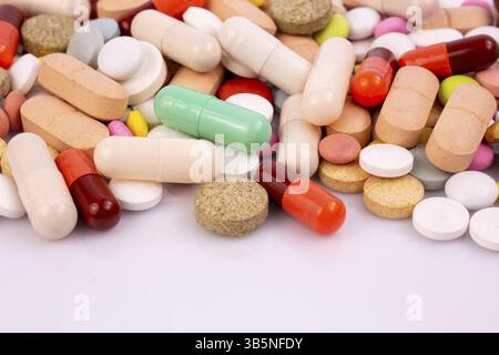 Colorate differenti pillole e capsule. Global industria farmaceutica per miliardi di dollari all'anno. Farmaci per uso come farmaci. Vite prigioniera Foto Stock