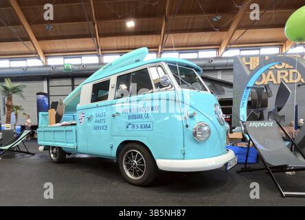 Vecchio autobus VW convertito (OLDI) è aperta la 63a fiera Interboot 2024 di Friedrichshafen, Friedrichshafen, Germania / Germania Foto Stock