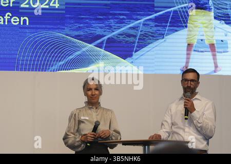 Mirja Raff (Vice portavoce della stampa) e Felix Klarmann, Project Manager della fiera Interboot 2024 di Friedrichshafen, al benvenuto, Friedric Foto Stock