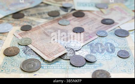 Monete d'argento, monete e banconote dell'URSS. Banconote bulgare scadute. Vecchi soldi scaduti. Leva bulgara e Unione Sovietica kopek russo, kopeck, copeck Foto Stock