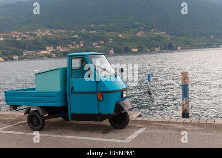 MONTE ISOLA, ITALIA - 22 MAGGIO 2024: Old Piaggio Ape Car - Albenga, Savona, Liguria, Italia Foto Stock