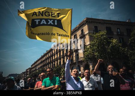 18 maggio 2022, Barcellona, Catalogna, Spagna: I tassisti protestano vicino al parlamento della Catalogna alla fine di una lenta marcia attraverso Barcellona durante uno sciopero dei taxi (immagine di credito: © Matthias Oesterle/ZUMA Press Wire) Foto Stock