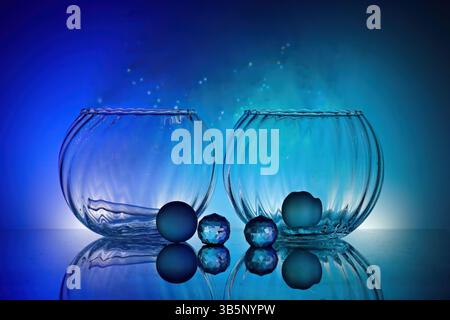 Due ciotole di vetro con illuminazione blu e verde Foto Stock