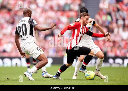 7 maggio 2022, Bilbao, Bizkaia, Spagna: Iker Muniain dell'Athletic Club compete per il pallone con Dimitri Foulquier del Valencia CF durante la partita di campionato spagnolo della Liga tra Athletic Club e Valencia CF a San Mames il 7 maggio 2022, a Bilbao, Spagna. (Immagine di credito: © Ricardo Larreina/AFP7 via ZUMA Press Wire) Foto Stock