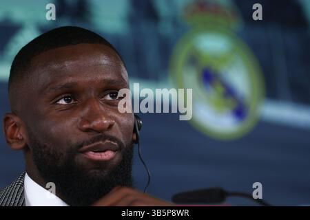 20 giugno 2022, VALDEBEBAS, MADRID, SPAGNA: Antonio Rudiger partecipa alla sua prima conferenza stampa come giocatore del Real Madrid al Ciudad Deportiva Real Madrid il 20 giugno 2022, a Valdebebas, Madrid Spagna. (Immagine di credito: © Oscar J. Barroso/AFP7 via ZUMA Press Wire) Foto Stock