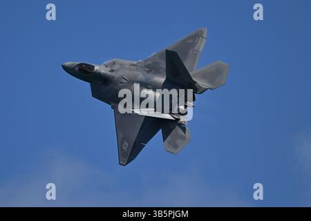 Fort Lauderdale, Florida, Stati Uniti. 1° maggio 2025. Gli F-22 Raptor Demo Team sono visti durante il Fort Lauderdale Air Show del 2025 a Fort Lauderdale Beach il 1° maggio 2023 a Fort Lauderdale, Florida. Crediti: Mpi04/Media Punch/Alamy Live News Foto Stock