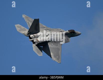 Fort Lauderdale, Florida, Stati Uniti. 1° maggio 2025. Gli F-22 Raptor Demo Team sono visti durante il Fort Lauderdale Air Show del 2025 a Fort Lauderdale Beach il 1° maggio 2023 a Fort Lauderdale, Florida. Crediti: Mpi04/Media Punch/Alamy Live News Foto Stock