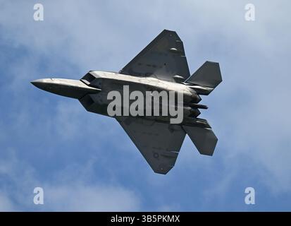 Fort Lauderdale, Florida, Stati Uniti. 1° maggio 2025. Gli F-22 Raptor Demo Team sono visti durante il Fort Lauderdale Air Show del 2025 a Fort Lauderdale Beach il 1° maggio 2023 a Fort Lauderdale, Florida. Crediti: Mpi04/Media Punch/Alamy Live News Foto Stock