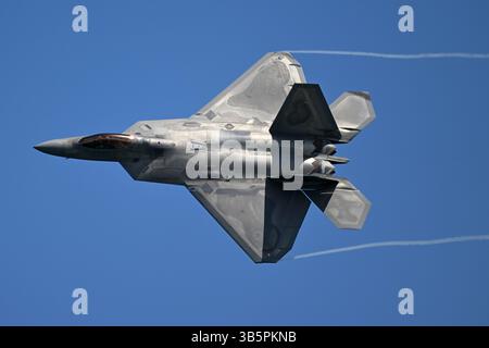 Fort Lauderdale, Florida, Stati Uniti. 1° maggio 2025. Gli F-22 Raptor Demo Team sono visti durante il Fort Lauderdale Air Show del 2025 a Fort Lauderdale Beach il 1° maggio 2023 a Fort Lauderdale, Florida. Crediti: Mpi04/Media Punch/Alamy Live News Foto Stock