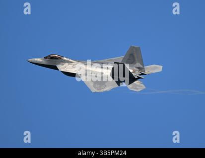Fort Lauderdale, Florida, Stati Uniti. 1° maggio 2025. Gli F-22 Raptor Demo Team sono visti durante il Fort Lauderdale Air Show del 2025 a Fort Lauderdale Beach il 1° maggio 2023 a Fort Lauderdale, Florida. Crediti: Mpi04/Media Punch/Alamy Live News Foto Stock