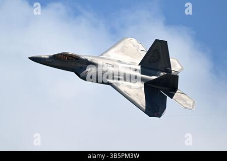Fort Lauderdale, Florida, Stati Uniti. 1° maggio 2025. Gli F-22 Raptor Demo Team sono visti durante il Fort Lauderdale Air Show del 2025 a Fort Lauderdale Beach il 1° maggio 2023 a Fort Lauderdale, Florida. Crediti: Mpi04/Media Punch/Alamy Live News Foto Stock