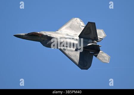 Fort Lauderdale, Florida, Stati Uniti. 1° maggio 2025. Gli F-22 Raptor Demo Team sono visti durante il Fort Lauderdale Air Show del 2025 a Fort Lauderdale Beach il 1° maggio 2023 a Fort Lauderdale, Florida. Crediti: Mpi04/Media Punch/Alamy Live News Foto Stock