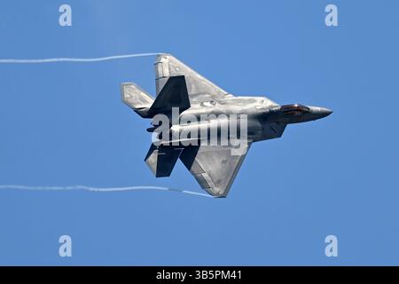 Fort Lauderdale, Florida, Stati Uniti. 1° maggio 2025. Gli F-22 Raptor Demo Team sono visti durante il Fort Lauderdale Air Show del 2025 a Fort Lauderdale Beach il 1° maggio 2023 a Fort Lauderdale, Florida. Crediti: Mpi04/Media Punch/Alamy Live News Foto Stock