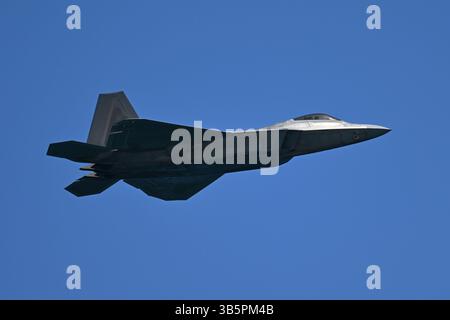 Fort Lauderdale, Florida, Stati Uniti. 1° maggio 2025. Gli F-22 Raptor Demo Team sono visti durante il Fort Lauderdale Air Show del 2025 a Fort Lauderdale Beach il 1° maggio 2023 a Fort Lauderdale, Florida. Crediti: Mpi04/Media Punch/Alamy Live News Foto Stock