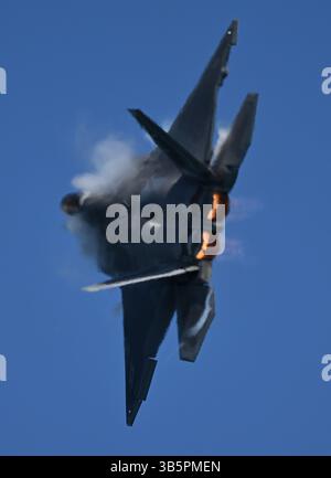 Fort Lauderdale, Florida, Stati Uniti. 1° maggio 2025. Gli F-22 Raptor Demo Team sono visti durante il Fort Lauderdale Air Show del 2025 a Fort Lauderdale Beach il 1° maggio 2023 a Fort Lauderdale, Florida. Crediti: Mpi04/Media Punch/Alamy Live News Foto Stock