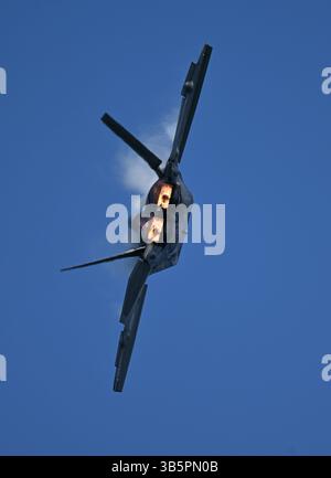 Fort Lauderdale, Florida, Stati Uniti. 1° maggio 2025. Gli F-22 Raptor Demo Team sono visti durante il Fort Lauderdale Air Show del 2025 a Fort Lauderdale Beach il 1° maggio 2023 a Fort Lauderdale, Florida. Crediti: Mpi04/Media Punch/Alamy Live News Foto Stock