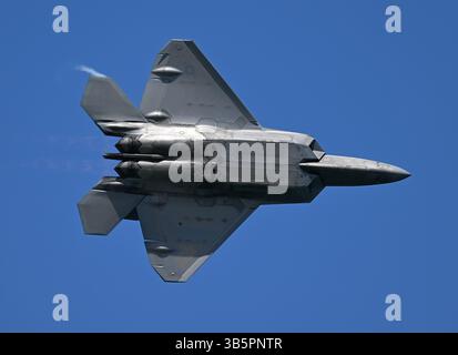 Fort Lauderdale, Florida, Stati Uniti. 1° maggio 2025. Gli F-22 Raptor Demo Team sono visti durante il Fort Lauderdale Air Show del 2025 a Fort Lauderdale Beach il 1° maggio 2023 a Fort Lauderdale, Florida. Crediti: Mpi04/Media Punch/Alamy Live News Foto Stock