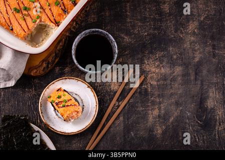 Torta di sushi al forno con bastoncini di surimi di granchio Foto Stock