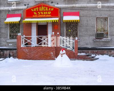 Krasnoyarsk, Russia - 10 febbraio 2019: La città di Krasnoyarsk, veduta delle strade e dell'architettura della città. Foto Stock