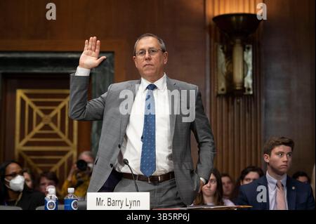 15 giugno 2022, Washington, Distretto di Columbia, USA: Barry Lynn, il direttore esecutivo, Open Markets Institute, ha giurato prima di testimoniare durante l'audizione della sottocommissione giudiziaria del Senato sulla politica della concorrenza, antitrust e diritti dei consumatori per esaminare l'impatto del consolidamento su famiglie e consumatori, concentrandosi sulla formula del bambino e oltre, a Capitol Hill a Washington, D.C., mercoledì 15 giugno 2022 (immagine di credito: © Cliff Owen/CNP via ZUMA Press Wire) Foto Stock